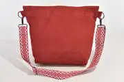 Ledertasche, Sam L aus geschliffenem Nubuk-Wasserbüffelleder in bordeaux mit Roteichenholz, Unikat, hergestellt auf La Palma, Kanarische Inseln, Spanien, Europa
