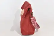 Ledertasche, Sam L aus geschliffenem Nubuk-Wasserbüffelleder in bordeaux mit Roteichenholz, Unikat, hergestellt auf La Palma, Kanarische Inseln, Spanien, Europa