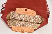 Ledertasche, Sam L aus geschliffenem Nubuk-Wasserbüffelleder in bordeaux mit Roteichenholz, Unikat, hergestellt auf La Palma, Kanarische Inseln, Spanien, Europa
