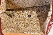 Ledertasche, Sam L aus geschliffenem Nubuk-Wasserbüffelleder in bordeaux mit Roteichenholz, Unikat, hergestellt auf La Palma, Kanarische Inseln, Spanien, Europa