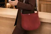 Frau trägt Ledertasche Modell Iris M Art. 24131, Unikat, hergestellt auf La Palma, Kanarische Inseln, Spanien, Europa