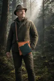 Mann trägt Ledertasche Modell Ben dia M Art. 24085