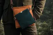 Mann trägt Ledertasche Modell Ben dia M Art. 24085