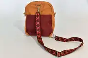 Adrian flex M aus geschliffenem Nubuk-Rindsleder in cognac und geschliffenem Nubuk-Wasserbüffelleder in bordeaux