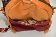 Adrian flex M aus geschliffenem Nubuk-Rindsleder in cognac und geschliffenem Nubuk-Wasserbüffelleder in bordeaux