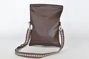 Sam zip M aus dunkelbraunem Nappa-Wasserbüffelleder