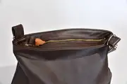 Iris Zip M aus Nappa-Wasserbüffelleder in dunkelbraun