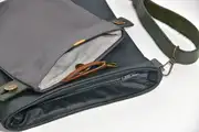 Ben Dia M aus dunkelgrünem Rindsnappaleder und anthrazitfarbenem Wasserbüffelnappaleder