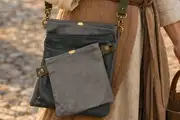 Frau trägt Ledertasche Modell Ben dia M Art. 24095