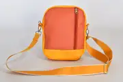 Adrian flex M aus vollnarbigem, pflanzlich softem Rindsleder in gelb und Nappa-Wasserbüffelleder in pastelorange