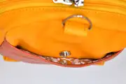 Adrian flex M aus vollnarbigem, pflanzlich softem Rindsleder in gelb und Nappa-Wasserbüffelleder in pastelorange