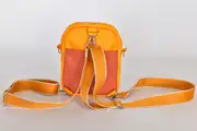 Adrian flex M aus vollnarbigem, pflanzlich softem Rindsleder in gelb und Nappa-Wasserbüffelleder in pastelorange