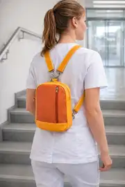 Frau trägt Ledertasche Modell Adrian flex M Art. 24107