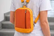 Frau trägt Ledertasche Modell Adrian flex M Art. 24107