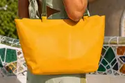 Frau trägt Ledertasche Modell Sarah zip S Art. 25091