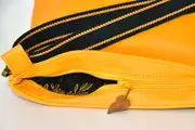 Iris Zip L aus vollnarbig, pflanzlich softem Rindsleder in gelb