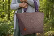 Frau trägt Ledertasche Modell Sarah S Art. 25105