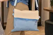 Frau trägt Ledertasche Modell Sam flex M Art. 26006, Unikat, hergestellt auf La Palma, Kanarische Inseln, Spanien, Europa