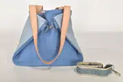 Sarah S aus hellblauem Anilin-Nappa-Rindsleder und Nappa-Wasserbüffelleder und Schultergurten aus Dickelder