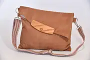 Ledertasche, Sam dia M aus geschliffenem Nubuk-Rindsleder in hellbraun mit Eichenholz, Unikat, hergestellt auf La Palma, Kanarische Inseln, Spanien, Europa