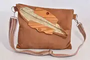 Ledertasche, Sam dia M aus geschliffenem Nubuk-Rindsleder in hellbraun mit Eichenholz, Unikat, hergestellt auf La Palma, Kanarische Inseln, Spanien, Europa