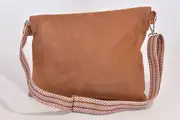 Ledertasche, Sam dia M aus geschliffenem Nubuk-Rindsleder in hellbraun mit Eichenholz, Unikat, hergestellt auf La Palma, Kanarische Inseln, Spanien, Europa