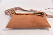 Ledertasche, Sam dia M aus geschliffenem Nubuk-Rindsleder in hellbraun mit Eichenholz, Unikat, hergestellt auf La Palma, Kanarische Inseln, Spanien, Europa