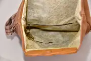Ledertasche, Sam dia M aus geschliffenem Nubuk-Rindsleder in hellbraun mit Eichenholz, Unikat, hergestellt auf La Palma, Kanarische Inseln, Spanien, Europa