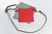 Ben dia M aus geschliffenem Nubuck-Wasserbüffelleder und Nappa-Wasserbüffelleder in hellgrau und rot