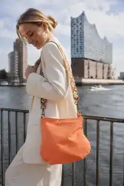 Frau trägt Ledertasche Modell Iris S Art. 25042