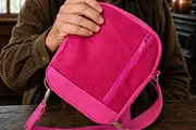 Mann trägt Ledertasche Modell Adrian flex M Art. 24099