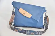 Ledertasche, Sam dia M aus feinem, weichem Rindsnubuckleder in jeansblau mit Weißbuchenholz, Unikat, hergestellt auf La Palma, Kanarische Inseln, Spanien, Europa