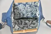 Ledertasche, Sam dia M aus feinem, weichem Rindsnubuckleder in jeansblau mit Weißbuchenholz, Unikat, hergestellt auf La Palma, Kanarische Inseln, Spanien, Europa