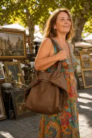 Frau trägt Ledertasche Modell Sarah playa L Art. 25107
