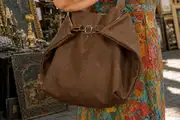 Frau trägt Ledertasche Modell Sarah playa L Art. 25107