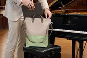 Mann trägt Ledertasche Modell Mira M Art. 26025, Unikat, hergestellt auf La Palma, Kanarische Inseln, Spanien, Europa