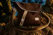 Frau trägt Ledertasche Modell Sam blando M Art. 23058