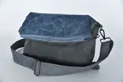Sam flex M aus nachtblauem Nubuk-Rindsleder und saphirfarbenem Nappaleder