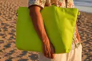 Mann trägt Ledertasche Modell Sarah M Art. 24037