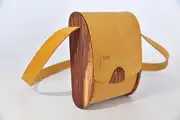 Blago M aus PullUp-Wasserbüffel-Blankleder in ocker mit Zypressenholz aus La Palma