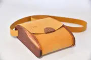 Blago M aus PullUp-Wasserbüffel-Blankleder in ocker mit Zypressenholz aus La Palma