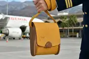 Frau trägt Ledertasche Modell Blago M Art. 25048