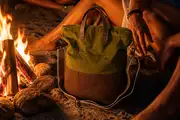 Frau trägt Ledertasche Modell Mira L Art. 26028, Unikat, hergestellt auf La Palma, Kanarische Inseln, Spanien, Europa
