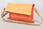 Sam flex M aus pastelorangefarbenem, weichem Wasserbüffel-Nappaleder und bernsteinfarbenem, strapazierfähigem Rindsleder