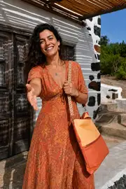 Frau trägt Ledertasche Modell Sam flex M Art. 26008, Unikat, hergestellt auf La Palma, Kanarische Inseln, Spanien, Europa