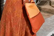 Frau trägt Ledertasche Modell Sam flex M Art. 26008, Unikat, hergestellt auf La Palma, Kanarische Inseln, Spanien, Europa