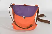 Ainoha M aus pastelorangefarbenem Nappa Wasserbüffelleder und violettem Anilin-Rindsnappaleder