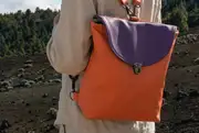 Frau trägt Ledertasche Modell Ainoha M Art. 25029