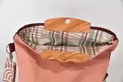 Sam Dia M aus weichem, strapazierfähigem, roséfarbenem Rindsleder und auberginefarbenem Anilin-Nappaleder mit Roteichenverschluss