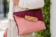 Frau trägt Ledertasche Modell Sam dia M Art. 25095